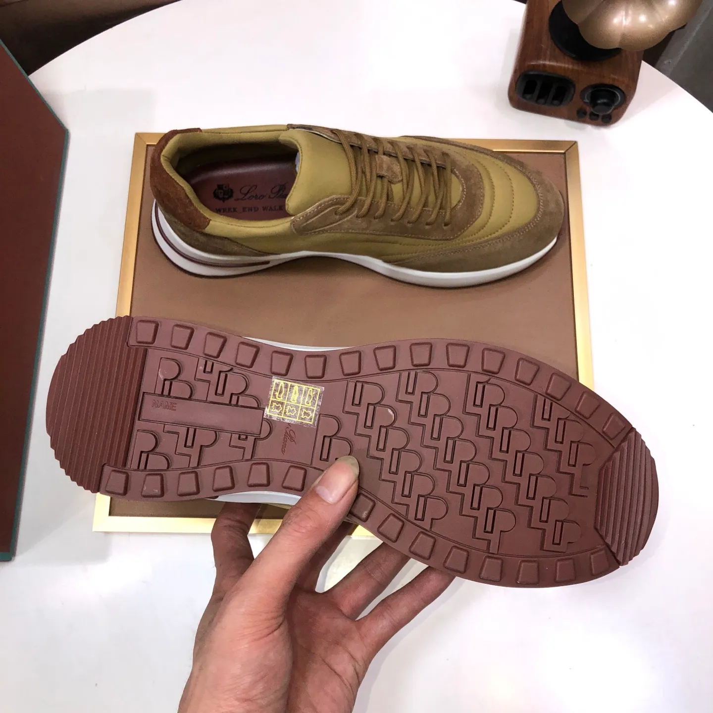 Men's shoes 💰600💰[𝐥𝐨𝐫𝐨 𝐏𝐢𝐚𝐧𝐚] lp classic loafers, an Italian treasure brand, the only brand that can match Hermès! Only after wearing it do we realize that we cannot let down our feet. The upper is imported cashmere, the lining of water-dyed cowhide ➕ the cowhide feet, the official original glass rubber outsole, and the pendant. Exclusive original packaging (tag ➕ brand paper ➕ outer box ➕ hand bag) code number: 38-45